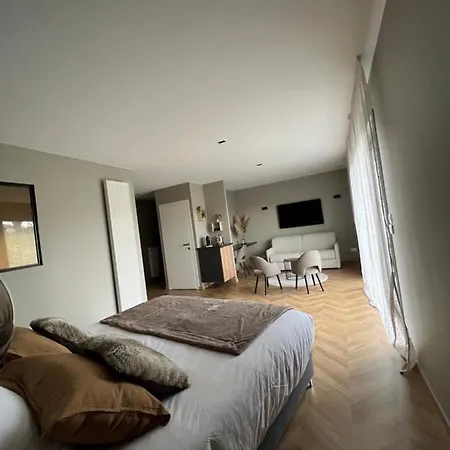 Le Clos Des Huy Pres Bed & Breakfast Trigny